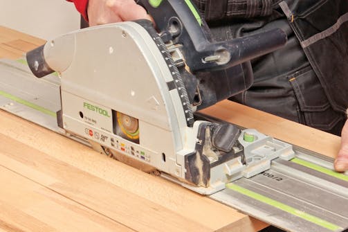 Spor i plader md rundsav: Sporene skæres efter stregerne. Spor i plader md rundsav: Sporene skæres efter stregerne.